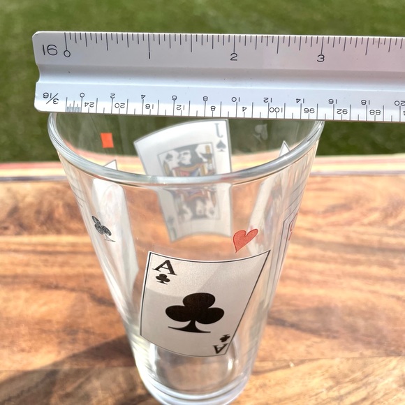 Set of three vintage tumbler high ball glasses with playing cards graphics - Picture 6 of 10
